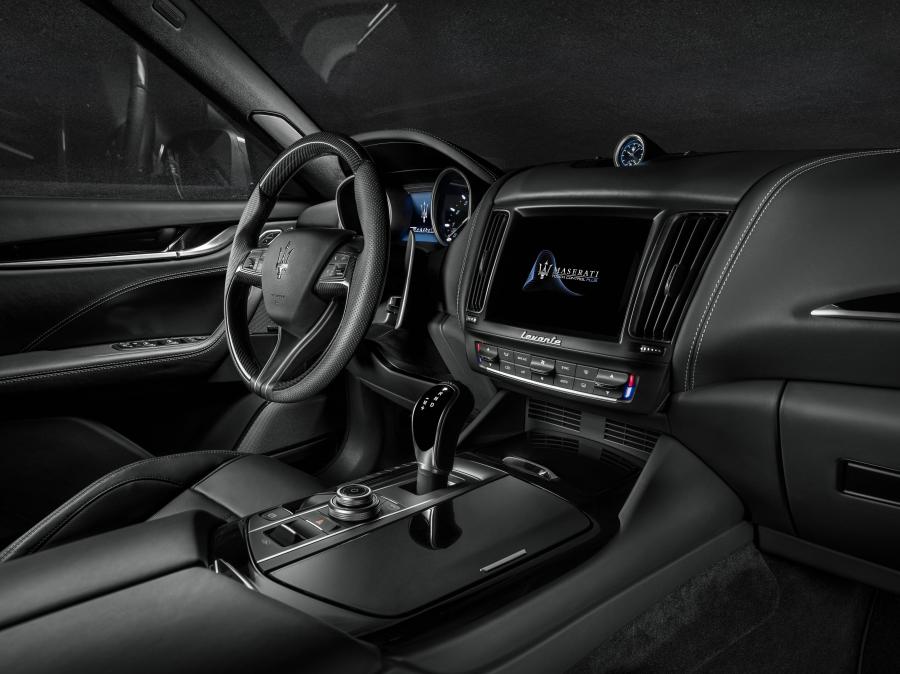 Интерьер Maserati Levante S Q4 GranSport 2017 года  (фото 3 из 43)